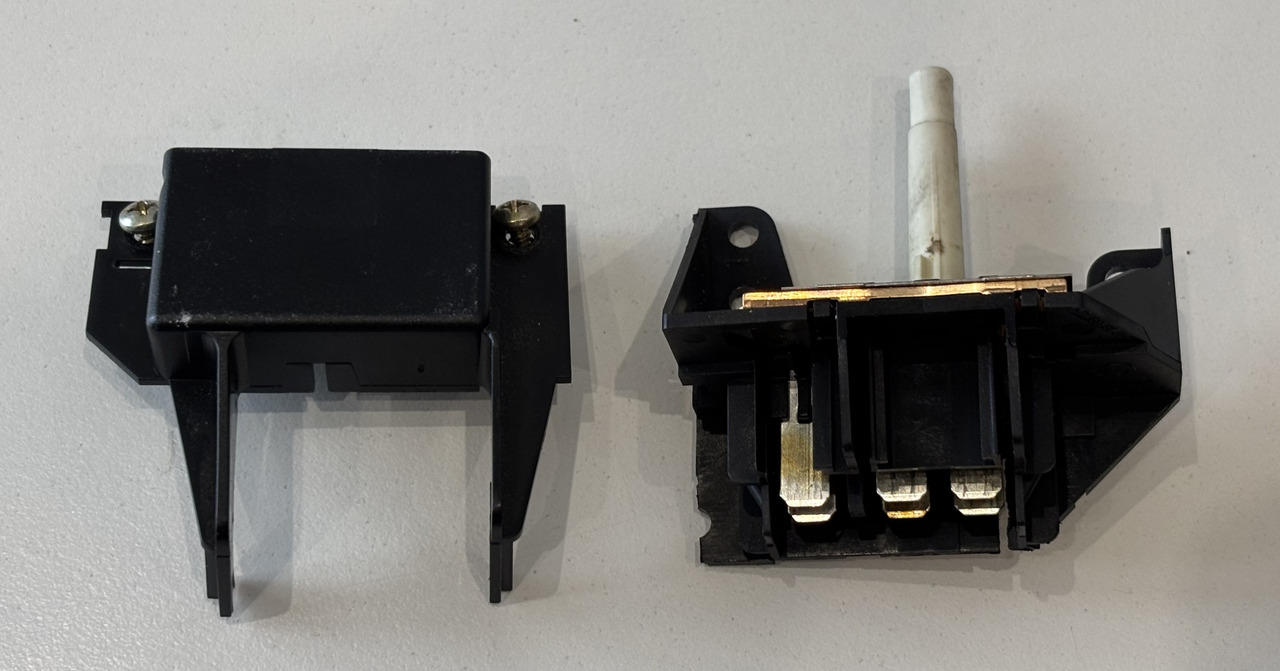 John Deere 6110 6210 Przełącznik Osłona AL77714 L80395 - Elektrosistēma - Lauksaimniecības tehnika: foto 1 John Deere 6110 6210 Przełącznik Osłona AL77714 L80395 - Elektrosistēma - Lauksaimniecības tehnika: foto 1