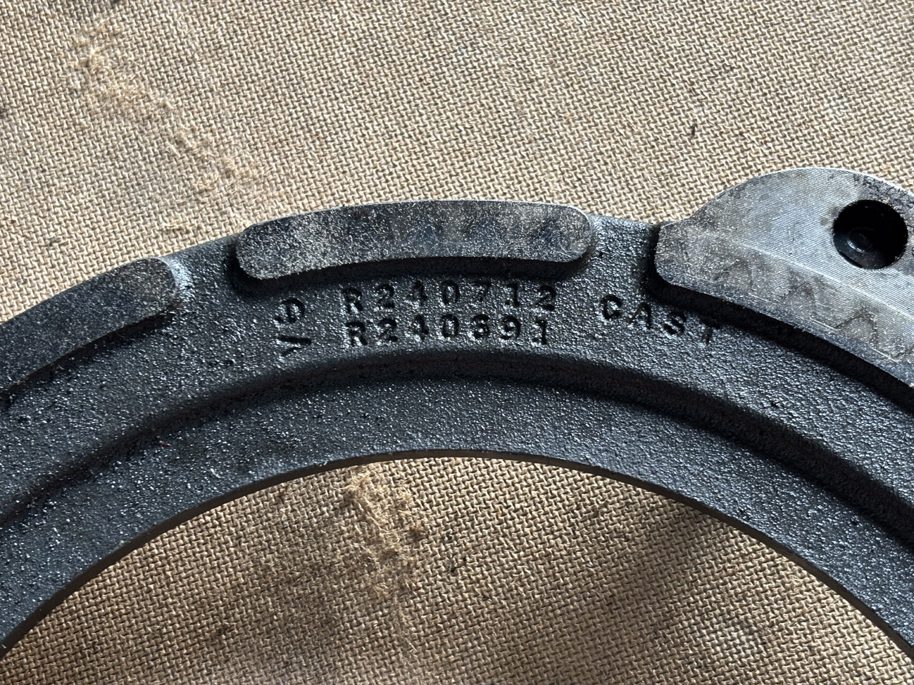 John Deere 6830 6930 7330 7425 Docisk Hamulca Płytka R240691 - Bremžu disks - Lauksaimniecības tehnika: foto 2 John Deere 6830 6930 7330 7425 Docisk Hamulca Płytka R240691 - Bremžu disks - Lauksaimniecības tehnika: foto 2