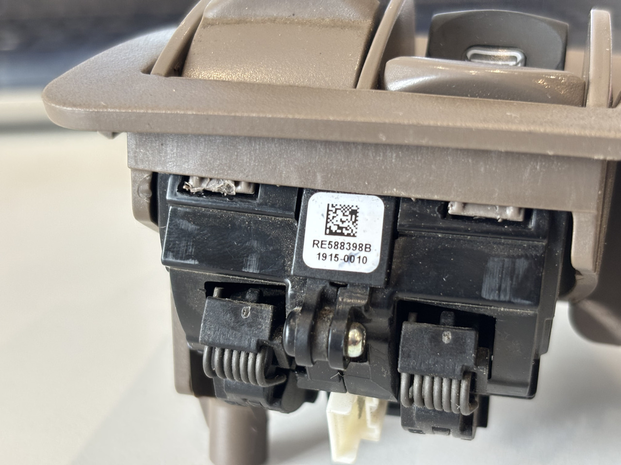 John Deere 6R 7M 6xxx 7xxx 8xxx 9xxx Lewy Moduł Sterujący Przełącznik RE588399 - Elektrosistēma - Lauksaimniecības tehnika: foto 5 John Deere 6R 7M 6xxx 7xxx 8xxx 9xxx Lewy Moduł Sterujący Przełącznik RE588399 - Elektrosistēma - Lauksaimniecības tehnika: foto 5