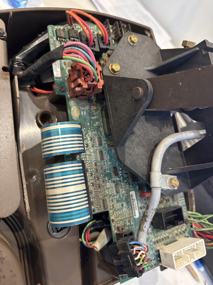 John Deere 9650 9750 STS CTS - płytka elektryczna podłokietnika AH167623 - Elektrosistēma - Traktors: foto 2 John Deere 9650 9750 STS CTS - płytka elektryczna podłokietnika AH167623 - Elektrosistēma - Traktors: foto 2