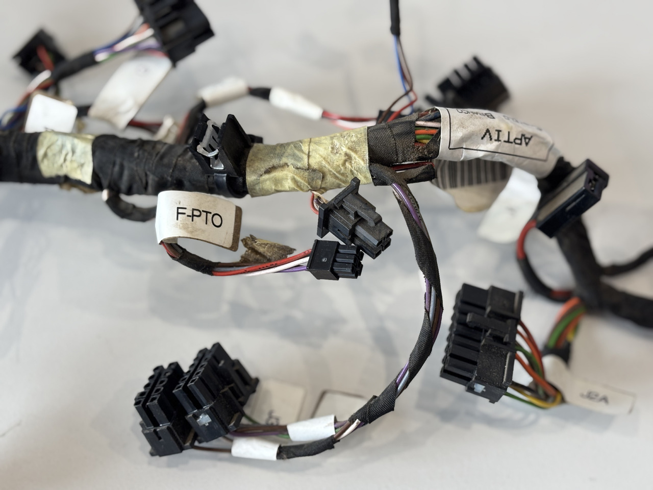 John Deere Wiązka Elektronika Kabli Podłokietnika NGOI MFTC AL222738 - Kabeļis/ Vadis - Lauksaimniecības tehnika: foto 3 John Deere Wiązka Elektronika Kabli Podłokietnika NGOI MFTC AL222738 - Kabeļis/ Vadis - Lauksaimniecības tehnika: foto 3