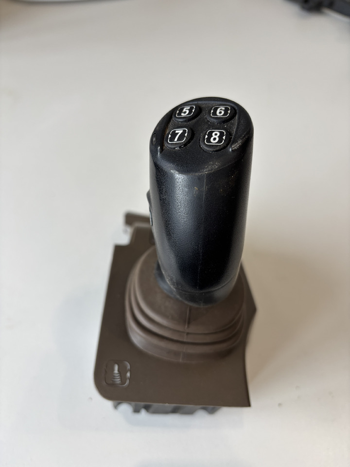 John Deere seria 6000 7000 8000 R - joystick 5-funkcyjny CommandARM RE573554 - Pārnesumu svira - Lauksaimniecības tehnika: foto 2 John Deere seria 6000 7000 8000 R - joystick 5-funkcyjny CommandARM RE573554 - Pārnesumu svira - Lauksaimniecības tehnika: foto 2