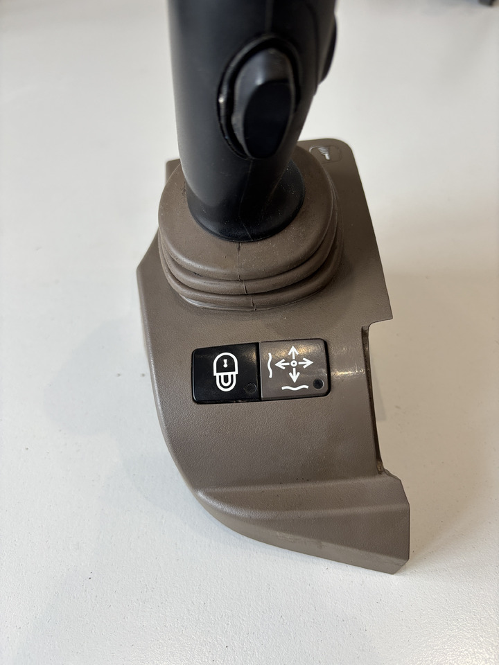 John Deere seria 6000 7000 8000 R - joystick 5-funkcyjny CommandARM RE573554 - Pārnesumu svira - Lauksaimniecības tehnika: foto 3 John Deere seria 6000 7000 8000 R - joystick 5-funkcyjny CommandARM RE573554 - Pārnesumu svira - Lauksaimniecības tehnika: foto 3