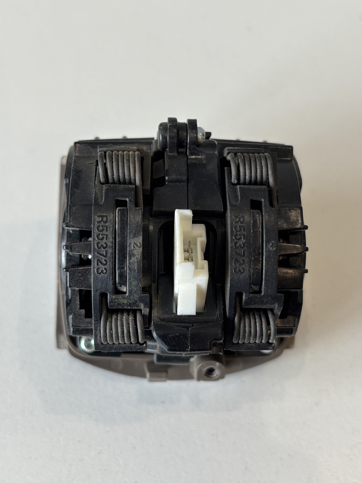 John Deere seria 6000 7000 8000 R - moduł przełącznik tylnego TUZ RE588390 TA26634 - Elektrosistēma - Lauksaimniecības tehnika: foto 4 John Deere seria 6000 7000 8000 R - moduł przełącznik tylnego TUZ RE588390 TA26634 - Elektrosistēma - Lauksaimniecības tehnika: foto 4