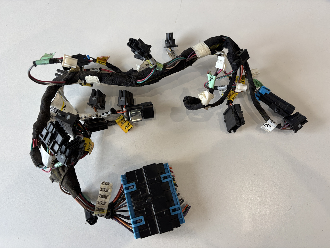 John Deere seria 6000 7000 8000 R - wiązka el. podłokietnika CommandARM RE566687 - Kabeļis/ Vadis - Lauksaimniecības tehnika: foto 1 John Deere seria 6000 7000 8000 R - wiązka el. podłokietnika CommandARM RE566687 - Kabeļis/ Vadis - Lauksaimniecības tehnika: foto 1