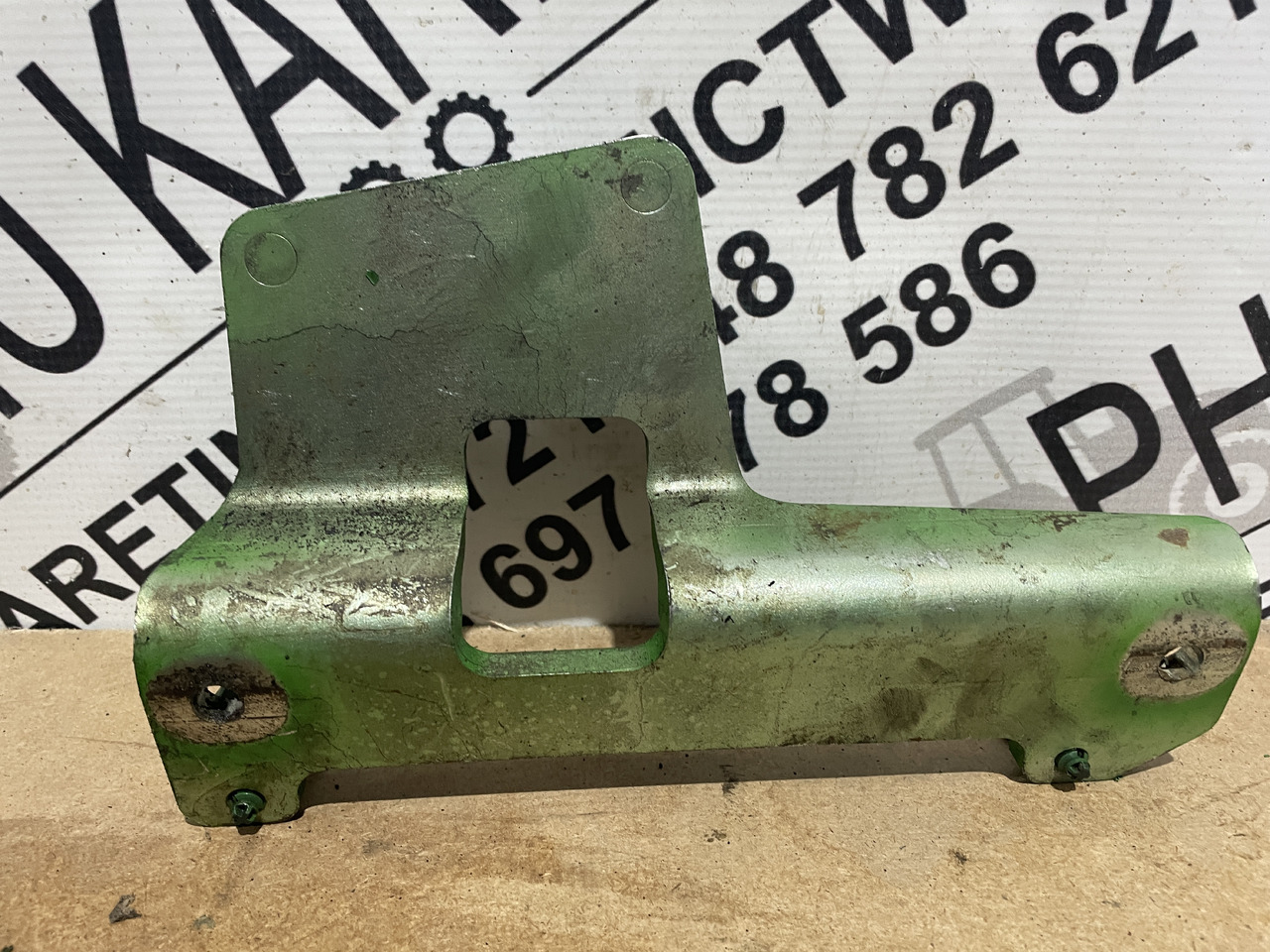 John Deere - uchwyt filtra paliwa RE567711 - Degvielas filtrs - Lauksaimniecības tehnika: foto 2 John Deere - uchwyt filtra paliwa RE567711 - Degvielas filtrs - Lauksaimniecības tehnika: foto 2