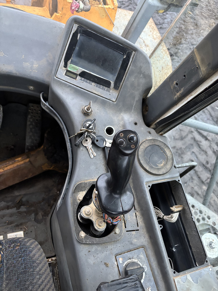 Liebherr 564 Ładowarka Kabina Fotel Kokpit Joystick CZĘŚCI - Sēdeklis - Celtniecības tehnika: foto 3 Liebherr 564 Ładowarka Kabina Fotel Kokpit Joystick CZĘŚCI - Sēdeklis - Celtniecības tehnika: foto 3