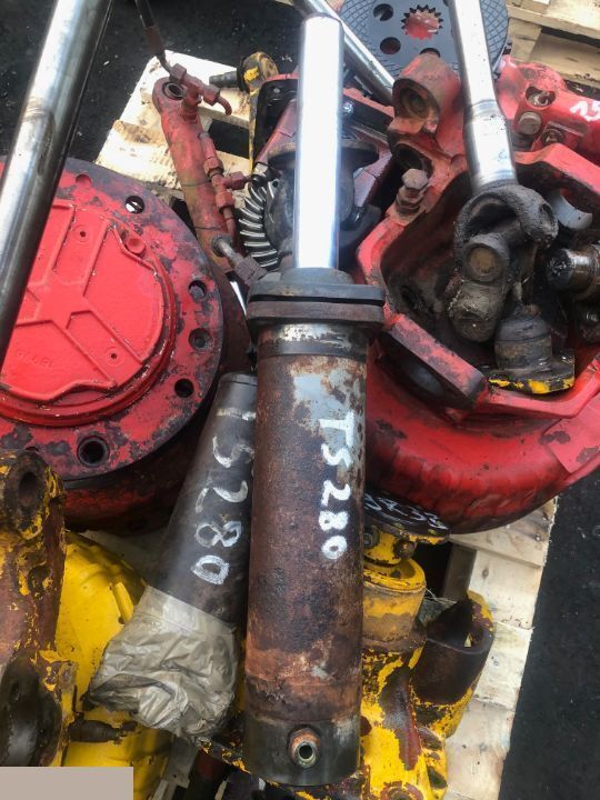 Matbro ts 280 - Siłownik Skrętu - Hidrauliskais cilindrs - Lauksaimniecības tehnika: foto 1 Matbro ts 280 - Siłownik Skrętu - Hidrauliskais cilindrs - Lauksaimniecības tehnika: foto 1