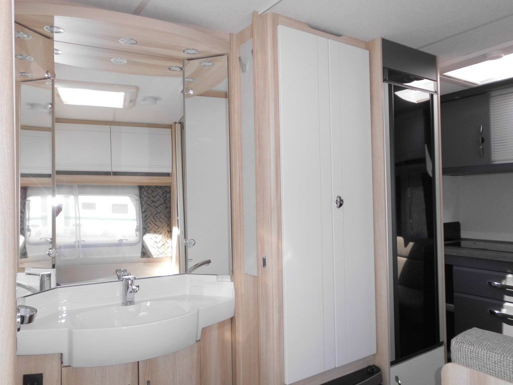 Jaunā Dzīvojamais treileris Hobby De Luxe 400 SFe 2025 1500kg.: foto 21