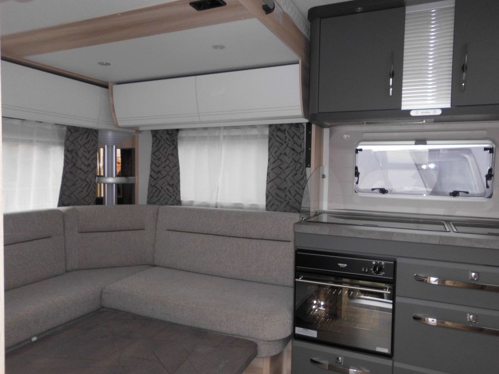 Hobby De Luxe 515 UHL 2000kg. Backofen, Dunsthaube + - Dzīvojamais treileris: foto 5 Hobby De Luxe 515 UHL 2000kg. Backofen, Dunsthaube + - Dzīvojamais treileris: foto 5