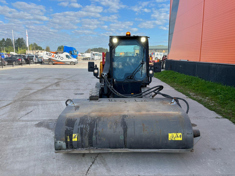 JCB 155 T4 BUCKET & BRUSH - Riteņu iekrāvējs: foto 4 JCB 155 T4 BUCKET & BRUSH - Riteņu iekrāvējs: foto 4