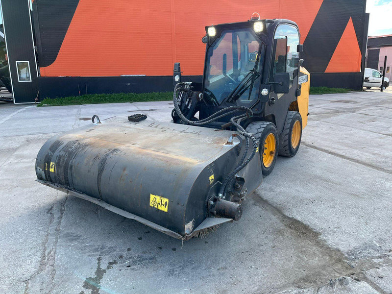 JCB 155 T4 BUCKET & BRUSH - Riteņu iekrāvējs: foto 2 JCB 155 T4 BUCKET & BRUSH - Riteņu iekrāvējs: foto 2