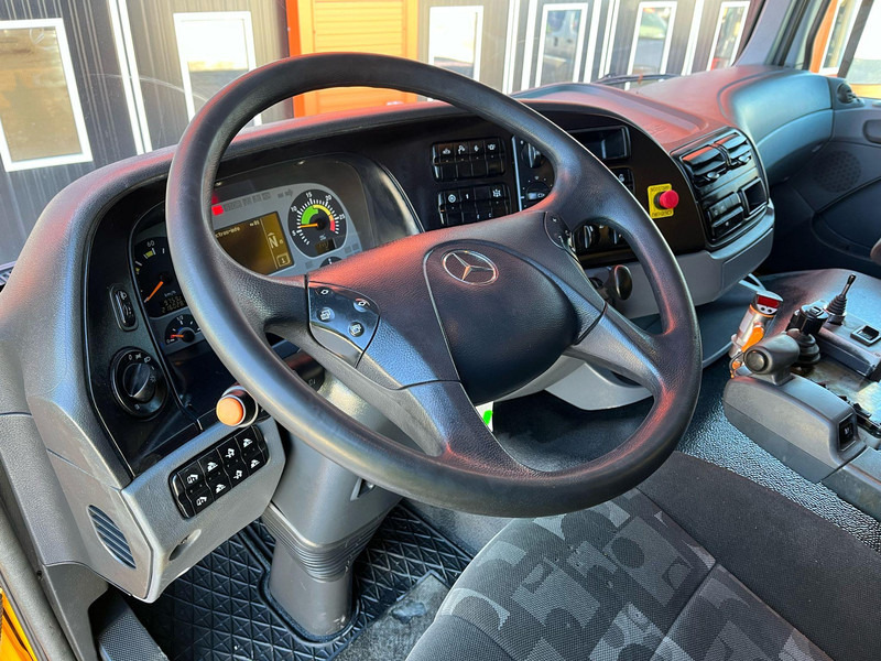 Interior photo 1: Kravas automašīna pašizgāzējs Mercedes-Benz Actros 1841 4x4 SNOW PLOW EQUIPMENT / UNDERBODY SCRAPER / BOX L=4495 mm