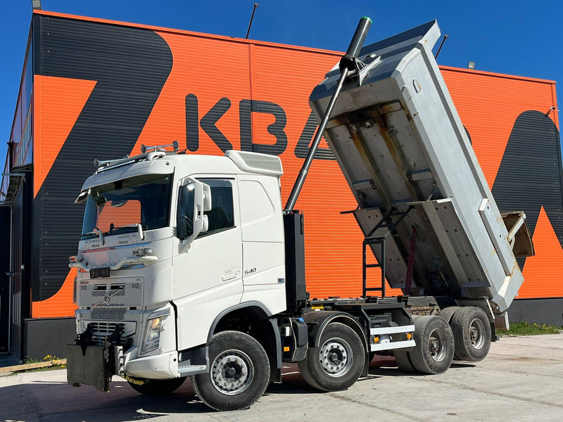 Volvo FH 540 8x4 RETARDER / TANDEM AXLE LIFT / BIG AXLES / BOX L=5704 mm - Kravas automašīna pašizgāzējs: foto 2 Volvo FH 540 8x4 RETARDER / TANDEM AXLE LIFT / BIG AXLES / BOX L=5704 mm - Kravas automašīna pašizgāzējs: foto 2