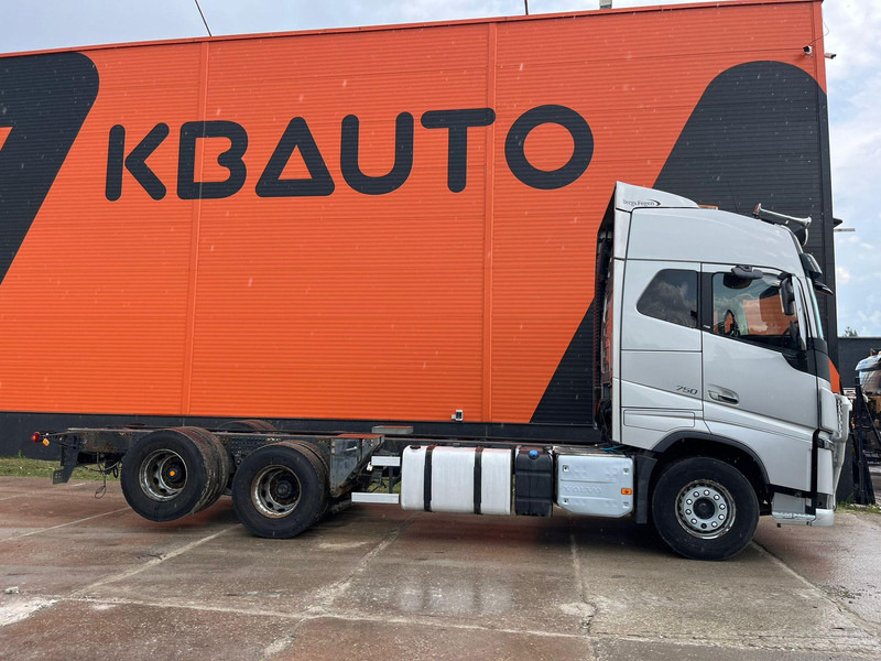 Volvo FH 750 6x4 CHASSIS L=6970 / RETARDER / PTO / TANDEM AXLE LIFT - Šasija kravas automašīna: foto 4 Volvo FH 750 6x4 CHASSIS L=6970 / RETARDER / PTO / TANDEM AXLE LIFT - Šasija kravas automašīna: foto 4