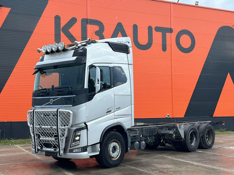 Volvo FH 750 6x4 CHASSIS L=6970 / RETARDER / PTO / TANDEM AXLE LIFT - Šasija kravas automašīna: foto 1 Volvo FH 750 6x4 CHASSIS L=6970 / RETARDER / PTO / TANDEM AXLE LIFT - Šasija kravas automašīna: foto 1