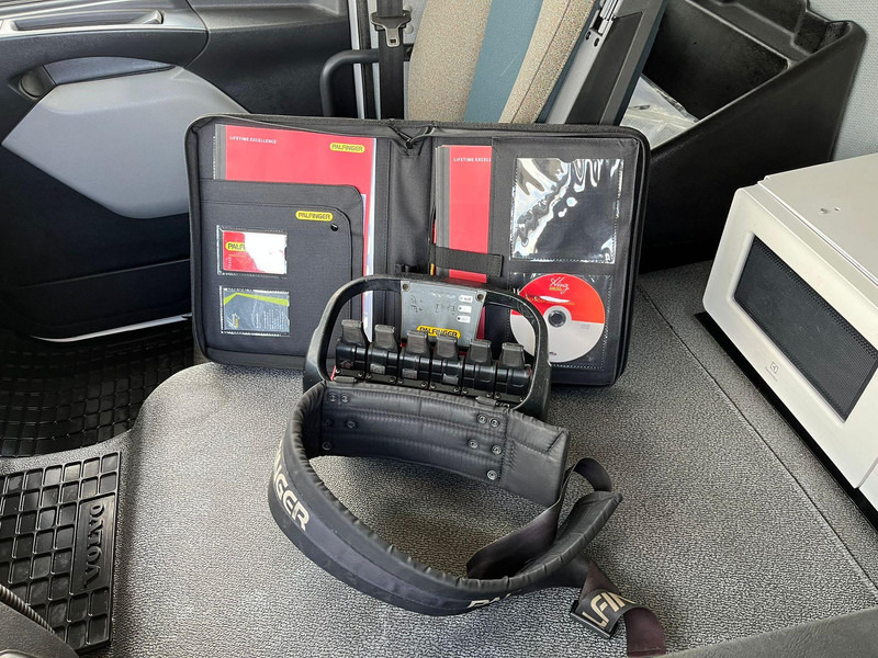 Bortu kravas automašīna/ Platforma, Kravas auto ar manipulatoru Volvo FL 250 4x2 PK 12.501 / PLATFORM L=5019 mm: foto 13