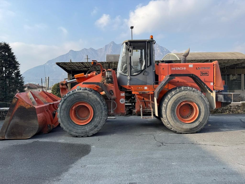 Hitachi LX290E - Riteņu iekrāvējs: foto 1 Hitachi LX290E - Riteņu iekrāvējs: foto 1
