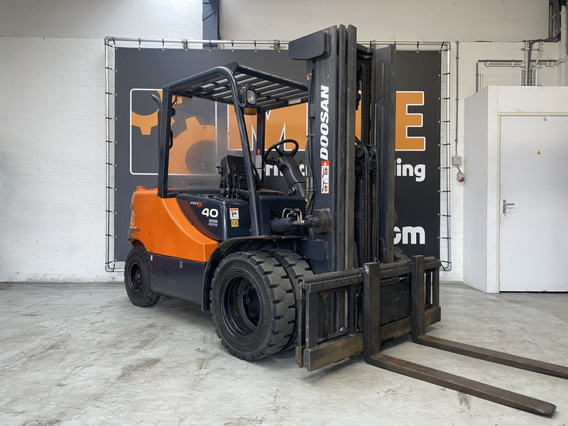Dīzeļiekrāvējs Doosan D40SC-5: foto 1