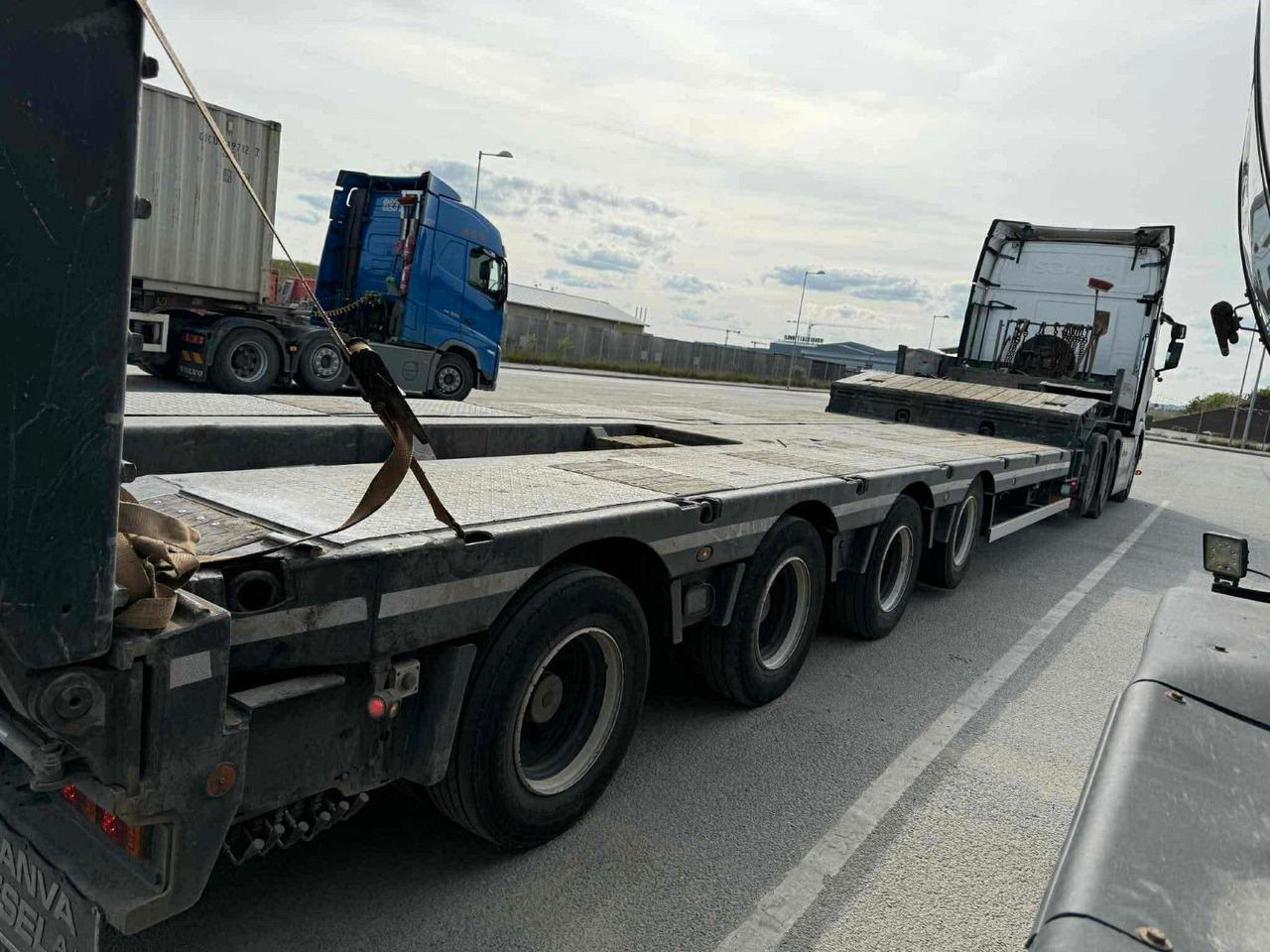 Faymonville 4 achs Multimax L-AUMV - Puspiekabe zema profila platforma: foto 2 Faymonville 4 achs Multimax L-AUMV - Puspiekabe zema profila platforma: foto 2