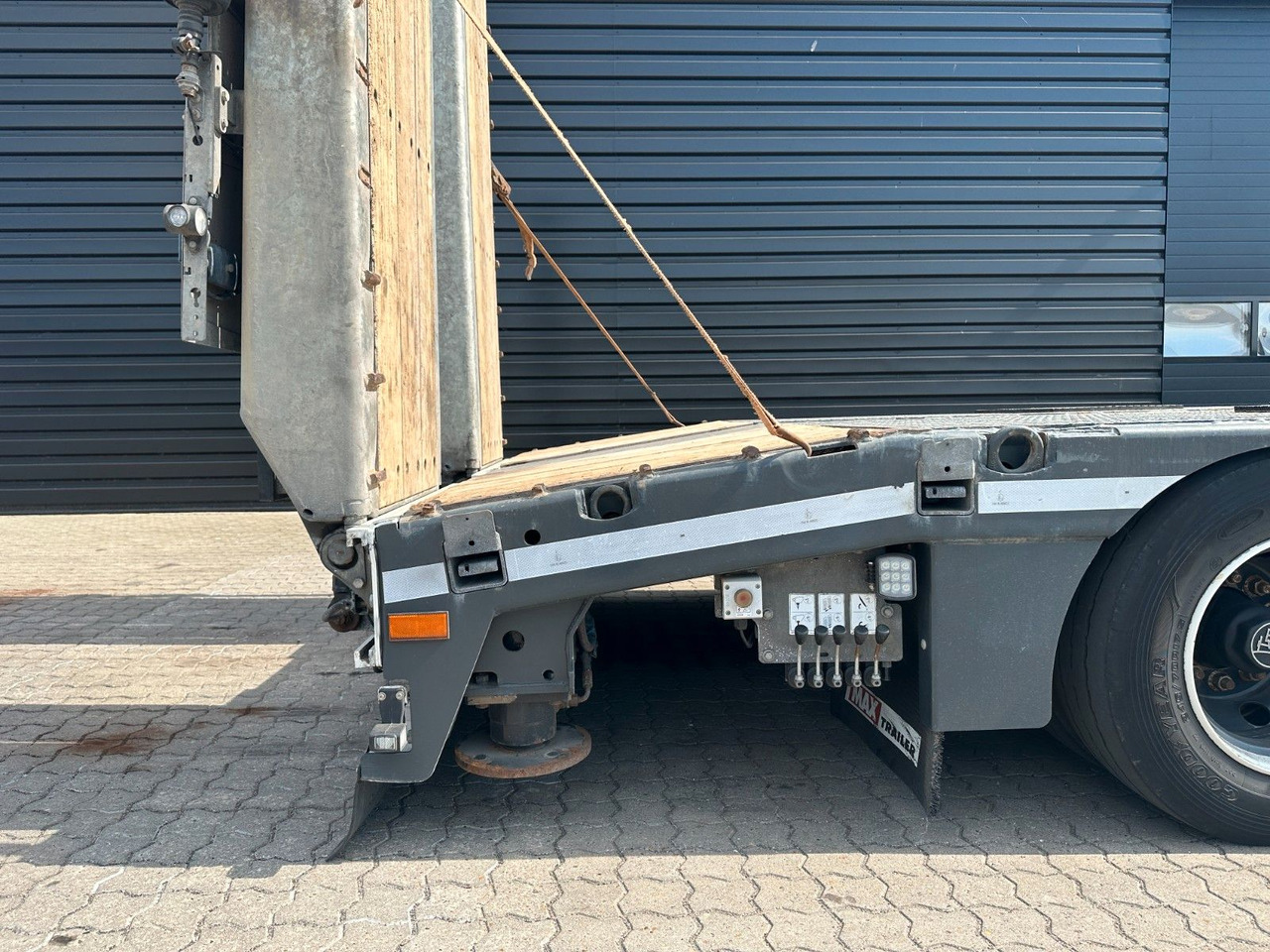 Faymonville Maxtrailer 4 achs tieflader / Zwangslenkung - Puspiekabe zema profila platforma: foto 3 Faymonville Maxtrailer 4 achs tieflader / Zwangslenkung - Puspiekabe zema profila platforma: foto 3