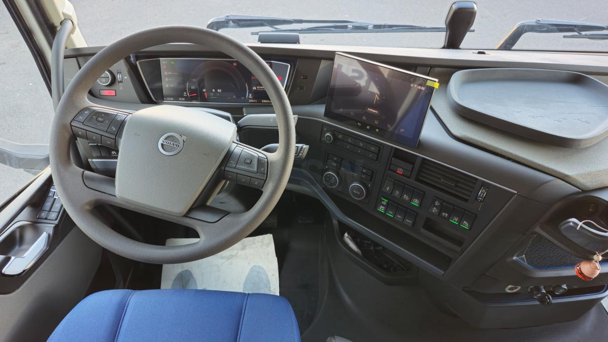 Interior photo 1: Jaunā Vilcējs Volvo FH 500 Globetrotter XXL (Location / Rent)