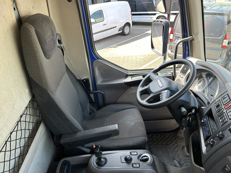 DAF LF 210 FA / 361 dkm / Curtainside / Loadlift / NL Truck - Kravas automašīna ar tentu: foto 3 DAF LF 210 FA / 361 dkm / Curtainside / Loadlift / NL Truck - Kravas automašīna ar tentu: foto 3