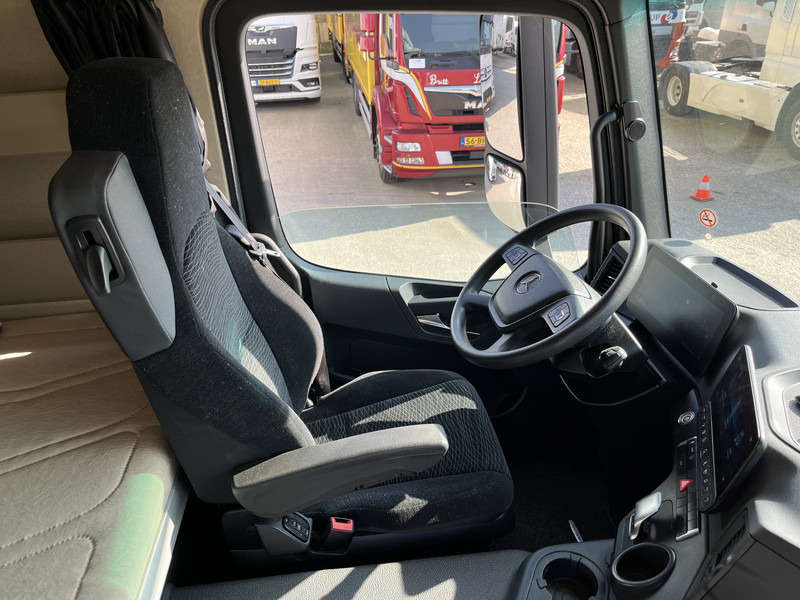 Mercedes-Benz Actros 2124 / 2023 / 18 Ton / 76 dkm / Box / Laadklep - Kravas automašīna ar slēgto virsbūvi: foto 3 Mercedes-Benz Actros 2124 / 2023 / 18 Ton / 76 dkm / Box / Laadklep - Kravas automašīna ar slēgto virsbūvi: foto 3
