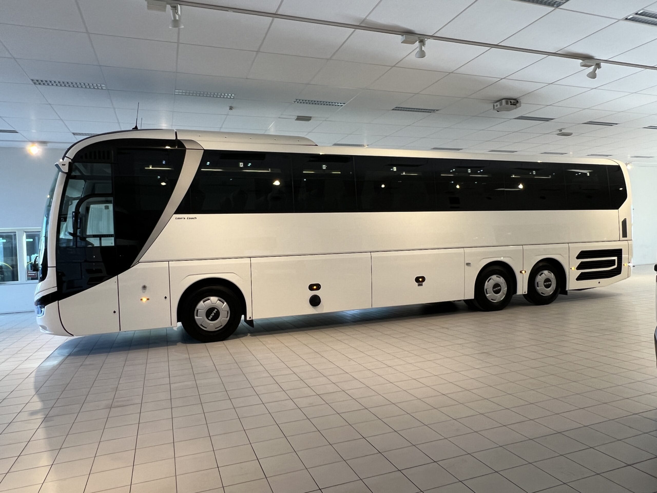MAN Lions Coach R09 Euro 6E (Dark Edition) - Starppilsētu autobuss: foto 4 MAN Lions Coach R09 Euro 6E (Dark Edition) - Starppilsētu autobuss: foto 4