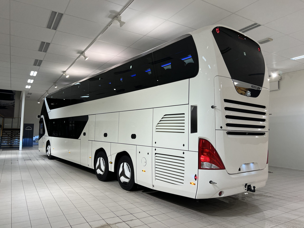 NEOPLAN SKYLINER P06 Euro 6E V.I.P / Exclusive Class (Dark Edition) - Starppilsētu autobuss: foto 4 NEOPLAN SKYLINER P06 Euro 6E V.I.P / Exclusive Class (Dark Edition) - Starppilsētu autobuss: foto 4