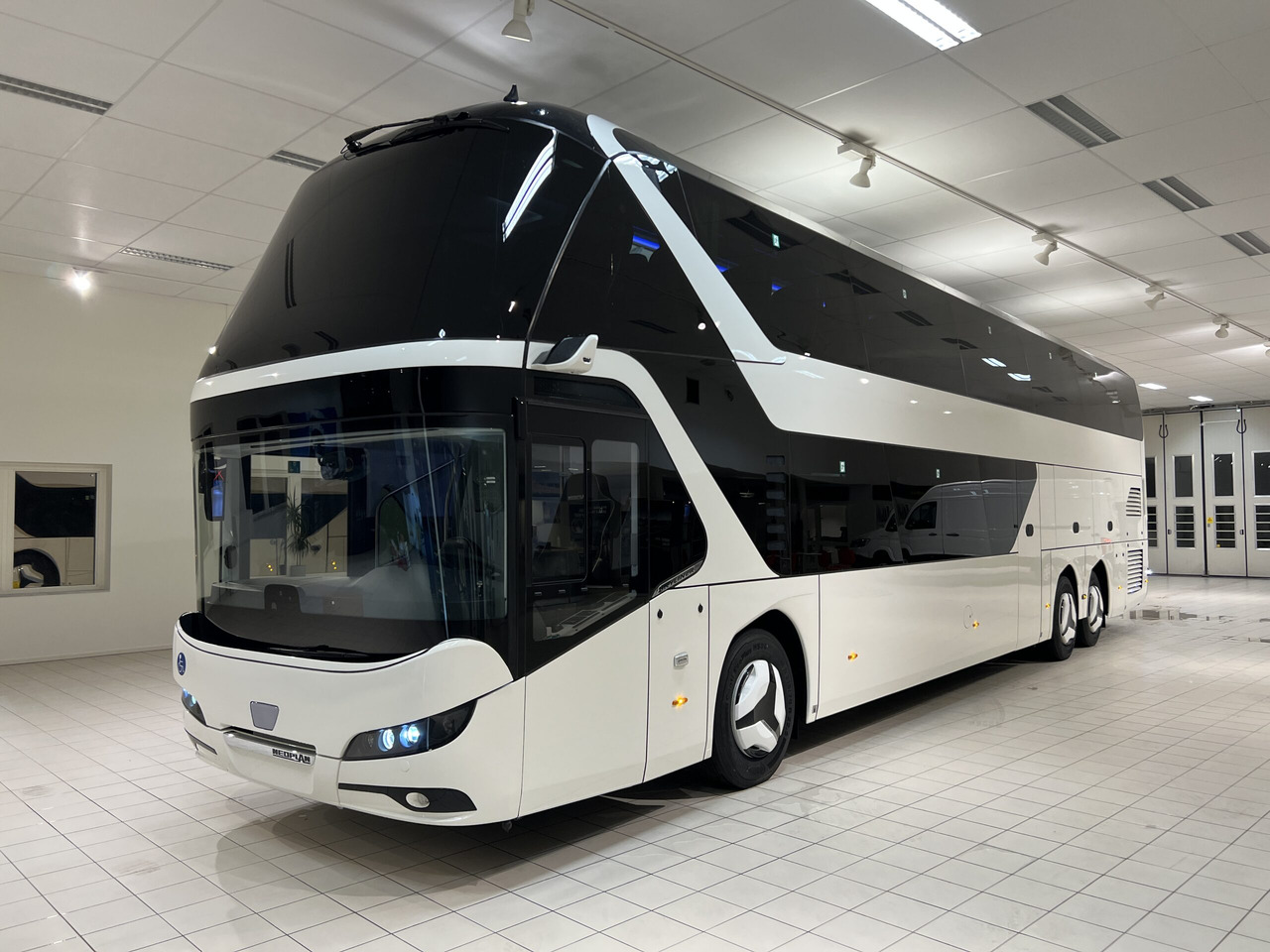 NEOPLAN SKYLINER P06 Euro 6E V.I.P / Exclusive Class (Dark Edition) - Starppilsētu autobuss: foto 2 NEOPLAN SKYLINER P06 Euro 6E V.I.P / Exclusive Class (Dark Edition) - Starppilsētu autobuss: foto 2