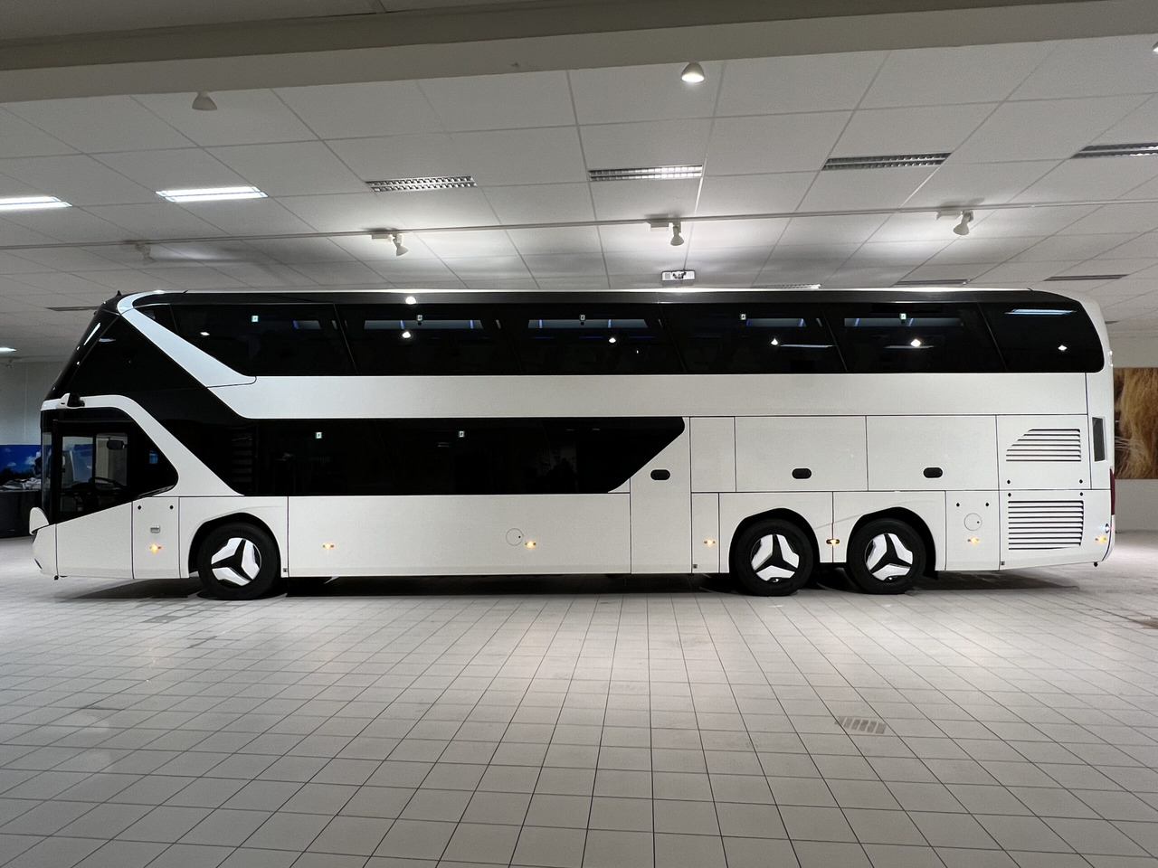 NEOPLAN SKYLINER P06 Euro 6E V.I.P / Exclusive Class (Dark Edition) - Starppilsētu autobuss: foto 3 NEOPLAN SKYLINER P06 Euro 6E V.I.P / Exclusive Class (Dark Edition) - Starppilsētu autobuss: foto 3