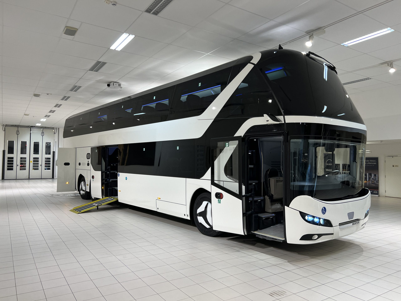NEOPLAN SKYLINER P06 Euro 6E V.I.P / Exclusive Class (Dark Edition) - Starppilsētu autobuss: foto 1 NEOPLAN SKYLINER P06 Euro 6E V.I.P / Exclusive Class (Dark Edition) - Starppilsētu autobuss: foto 1