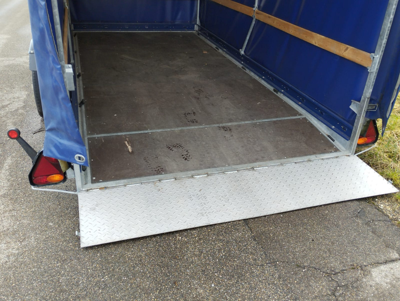 VEZEKO 400 x 187 3,5 t Absenkanhänger Huski 40.35 - Piekabe ar tentu: foto 5 VEZEKO 400 x 187 3,5 t Absenkanhänger Huski 40.35 - Piekabe ar tentu: foto 5