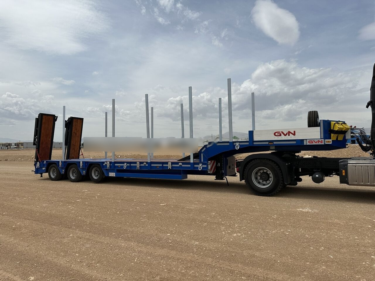 GVN Trailer 3 AXLE LOWBED - Piekabe zema profila platforma: foto 2 GVN Trailer 3 AXLE LOWBED - Piekabe zema profila platforma: foto 2