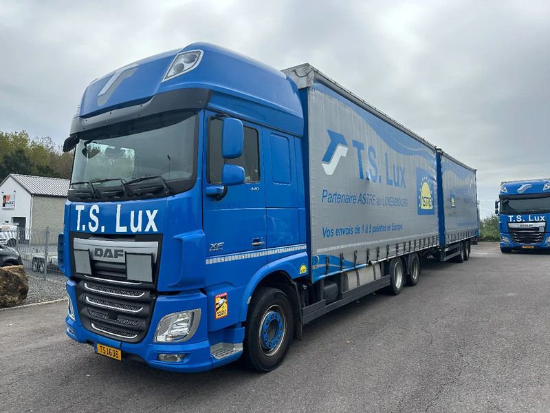 DAF XF 440 6x2 / SUPERSPACECAB / KOMBI MIT ANHANGER SCHMITZ 2016 / DURCHLADEN / 2 STUCK - Kravas automašīna ar tentu: foto 1 DAF XF 440 6x2 / SUPERSPACECAB / KOMBI MIT ANHANGER SCHMITZ 2016 / DURCHLADEN / 2 STUCK - Kravas automašīna ar tentu: foto 1
