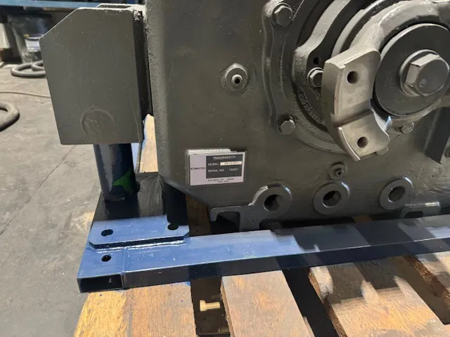 Komatsu Grader GD825A-2 WA500-6 - Pārnesumkārba: foto 4 Komatsu Grader GD825A-2 WA500-6 - Pārnesumkārba: foto 4