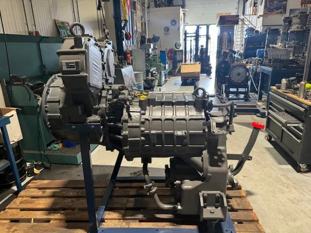 Komatsu Grader GD825A-2 WA500-6 - Pārnesumkārba: foto 1 Komatsu Grader GD825A-2 WA500-6 - Pārnesumkārba: foto 1