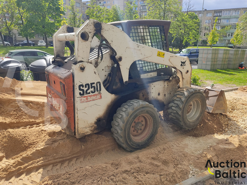 Bobcat S 250 - Kompaktiekrāvējs: foto 4 Bobcat S 250 - Kompaktiekrāvējs: foto 4