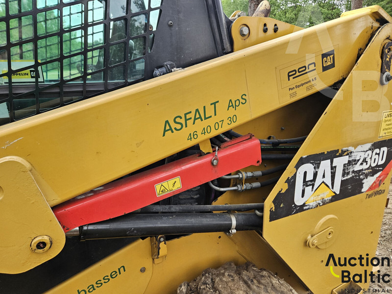 Kompaktiekrāvējs Caterpillar 236 D: foto 14