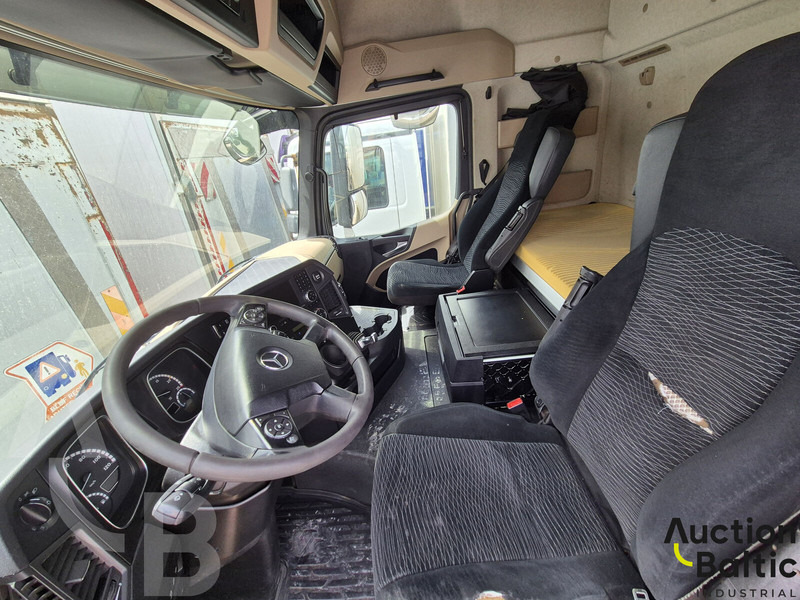Mercedes-Benz Actros 2551 - Kravas automašīna ar slēgto virsbūvi: foto 5 Mercedes-Benz Actros 2551 - Kravas automašīna ar slēgto virsbūvi: foto 5