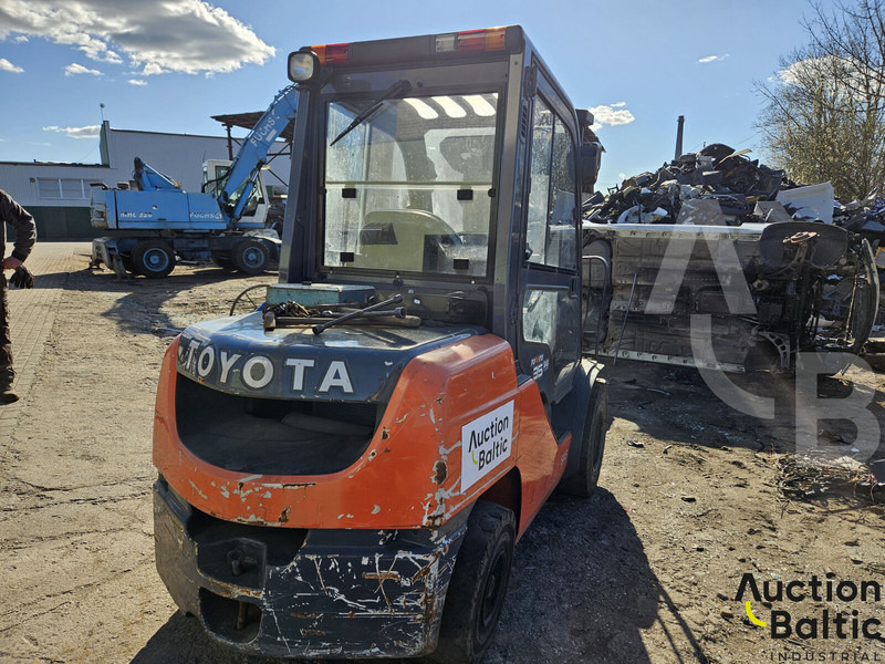 Toyota E 811 - Dīzeļiekrāvējs: foto 3 Toyota E 811 - Dīzeļiekrāvējs: foto 3