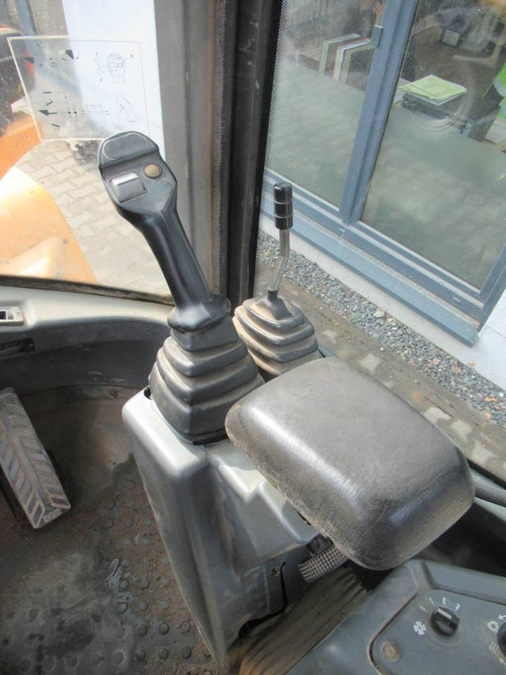 Riteņu iekrāvējs Volvo L 30 B: foto 14