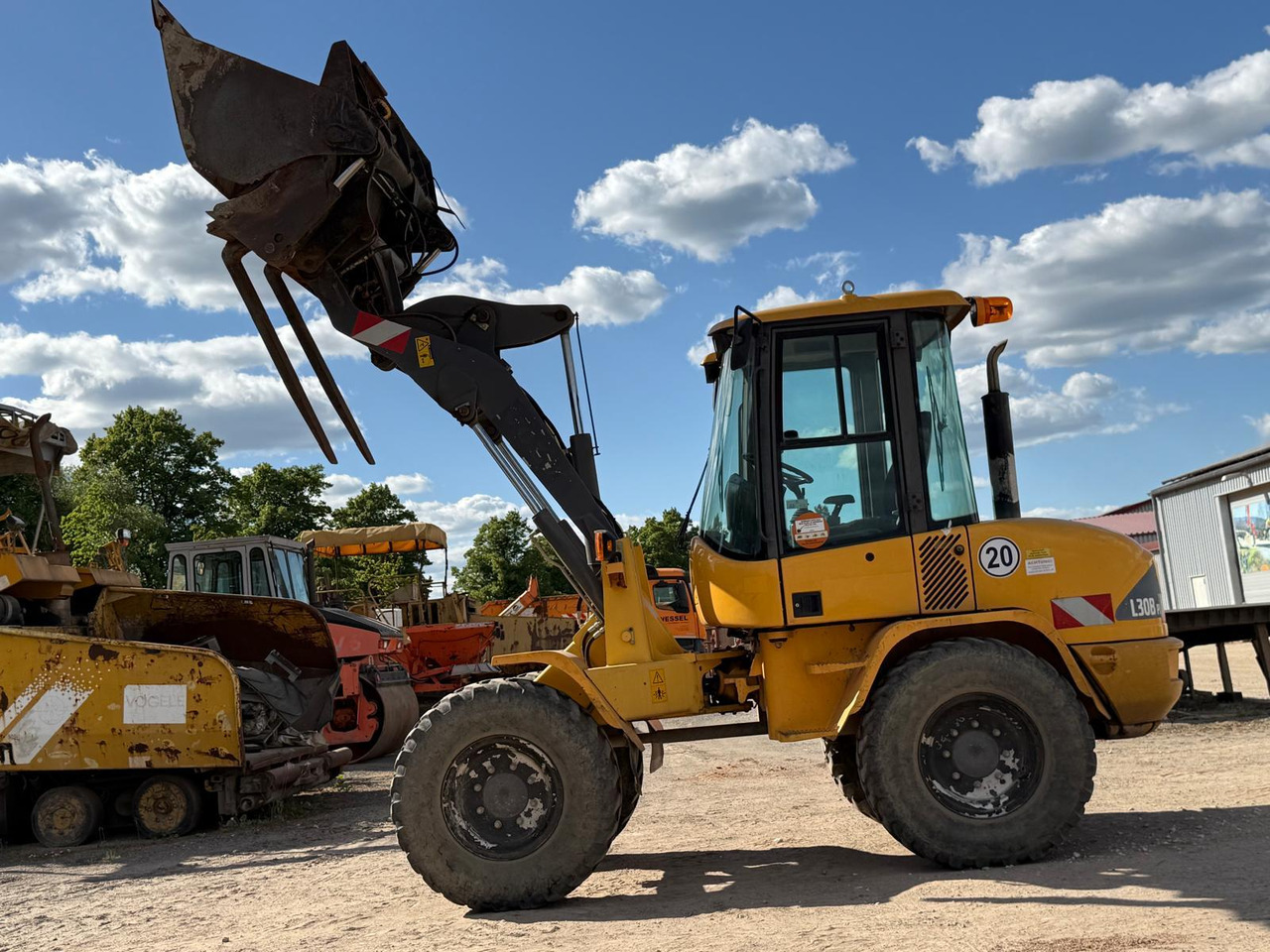 Volvo L 30 B-Z/K incl. 3-1shovel and fork - Riteņu iekrāvējs: foto 4 Volvo L 30 B-Z/K incl. 3-1shovel and fork - Riteņu iekrāvējs: foto 4
