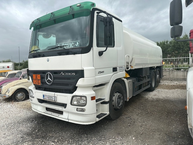 MERCEDES-BENZ Actros 2641 - Autocisterna: foto 2 MERCEDES-BENZ Actros 2641 - Autocisterna: foto 2