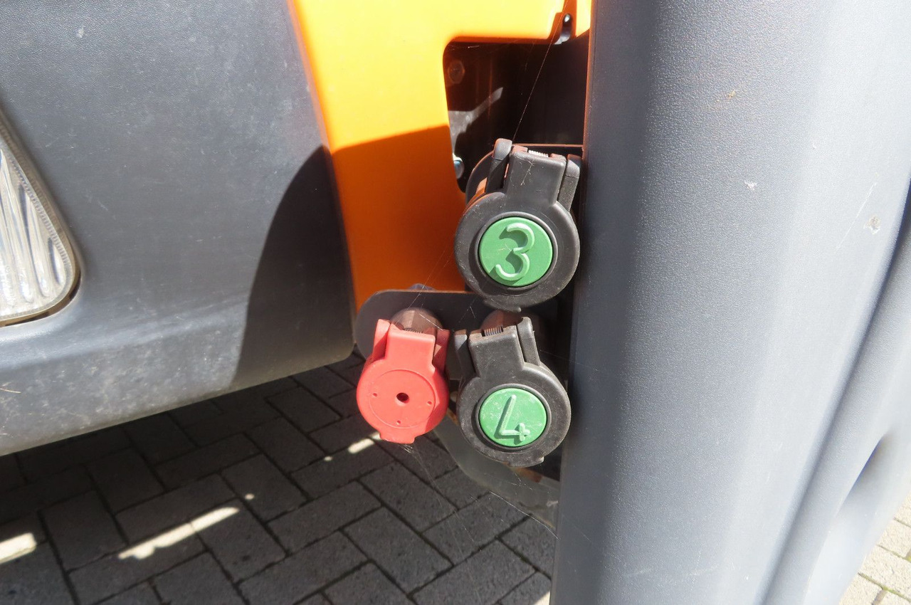 FUSO Canter 6 C 18 4x4 Kommunal Winterdienst - Komercauto pašizgāzējs: foto 4 FUSO Canter 6 C 18 4x4 Kommunal Winterdienst - Komercauto pašizgāzējs: foto 4