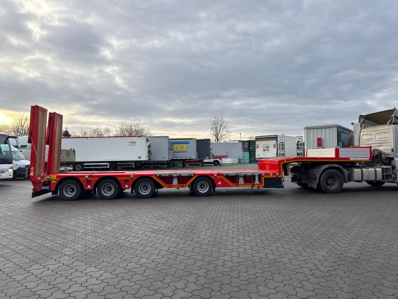 Kässbohrer K.SLA R 4 / 2N 18/40 Tieflader Radmulden tele - Puspiekabe zema profila platforma: foto 5 Kässbohrer K.SLA R 4 / 2N 18/40 Tieflader Radmulden tele - Puspiekabe zema profila platforma: foto 5