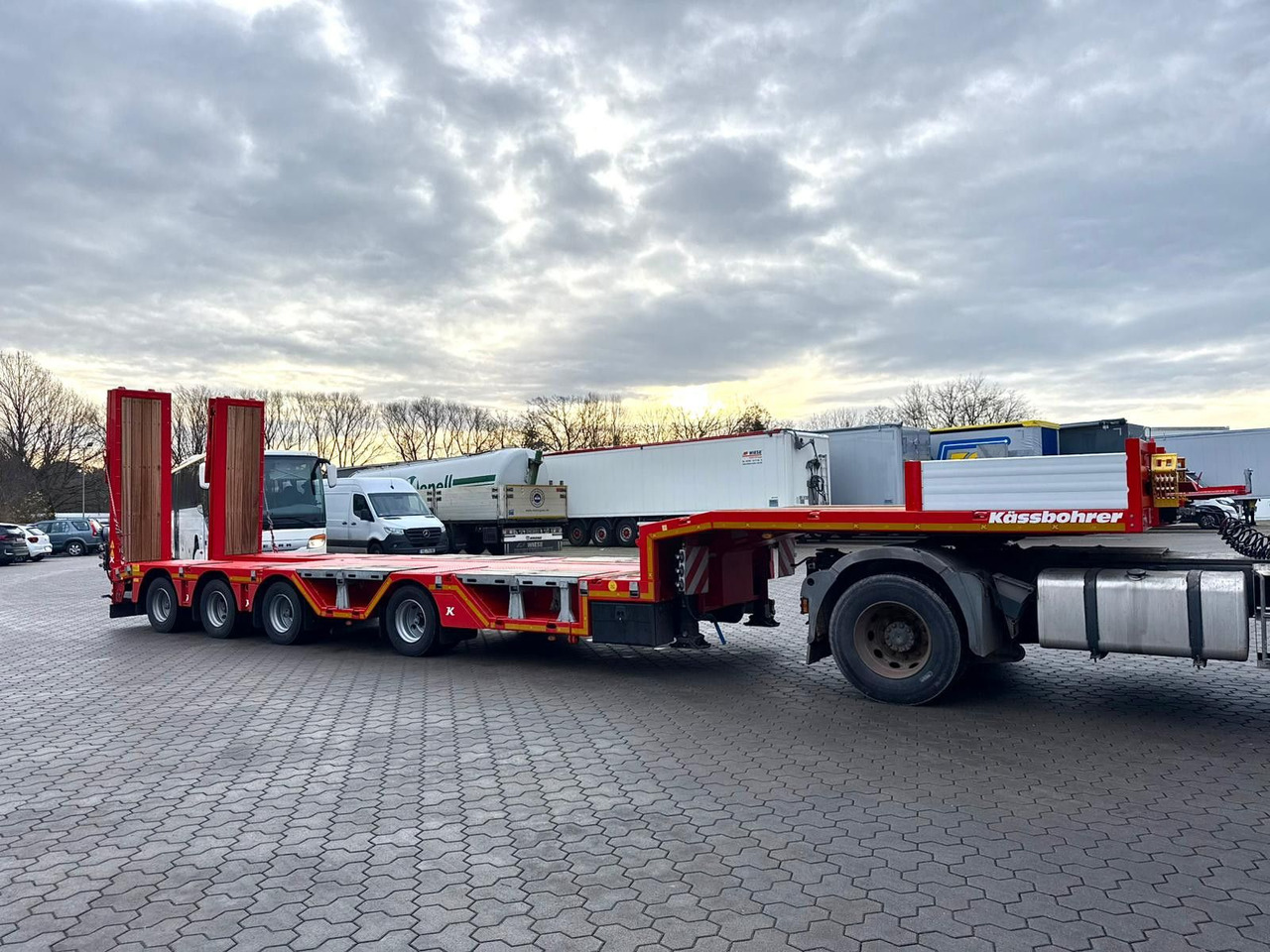 Kässbohrer K.SLA R 4 / 2N 18/40 Tieflader Radmulden tele - Puspiekabe zema profila platforma: foto 4 Kässbohrer K.SLA R 4 / 2N 18/40 Tieflader Radmulden tele - Puspiekabe zema profila platforma: foto 4