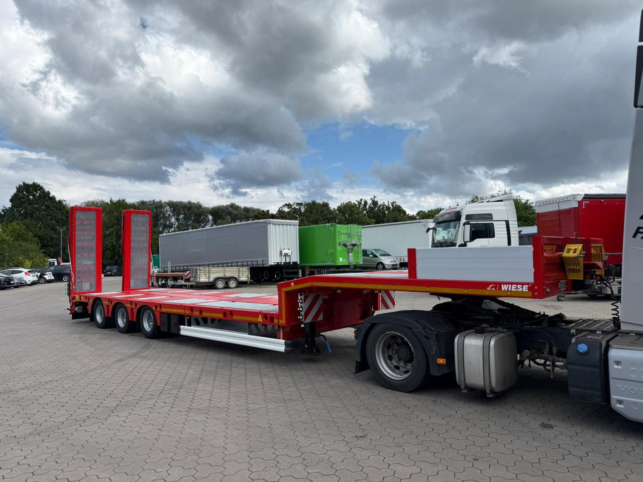 Kässbohrer SLS.HS Tieflader mit hydr. Schwanenhals Kässbohrer SLS.HS Tieflader mit hydr. Schwanenhals - Puspiekabe zema profila platforma: foto 3 Kässbohrer SLS.HS Tieflader mit hydr. Schwanenhals Kässbohrer SLS.HS Tieflader mit hydr. Schwanenhals - Puspiekabe zema profila platforma: foto 3