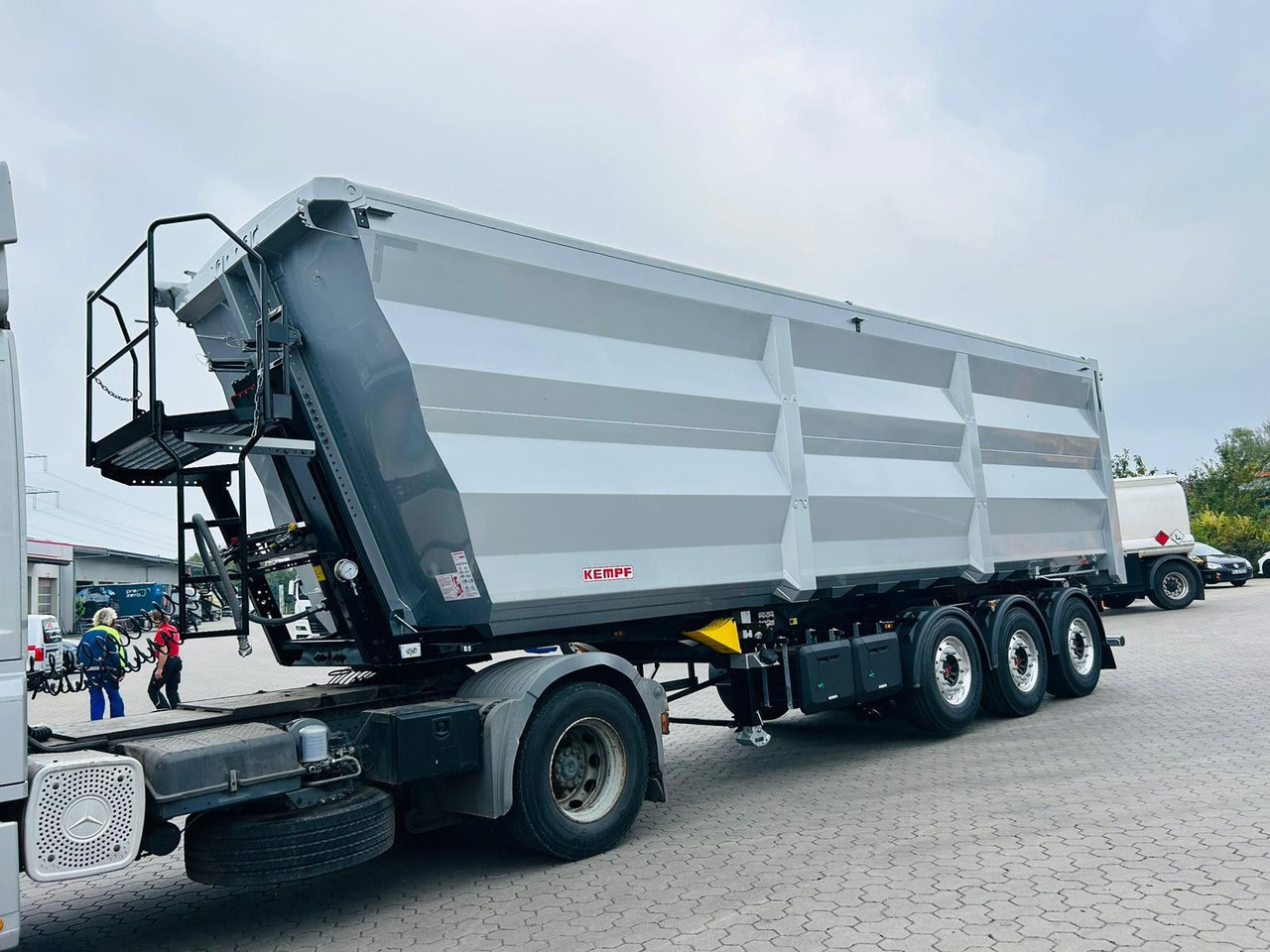 Kempf SKM 36/3 SHL-Light 3-Achs Stahl Kipper 51m³ - Puspiekabe pašizgāzējs: foto 1 Kempf SKM 36/3 SHL-Light 3-Achs Stahl Kipper 51m³ - Puspiekabe pašizgāzējs: foto 1
